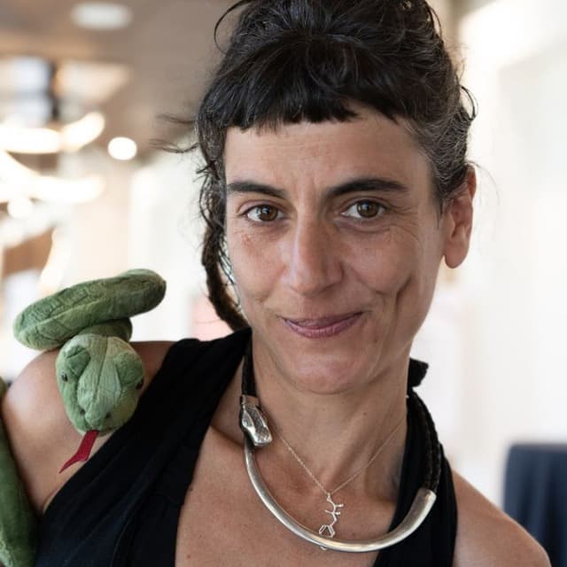 A portrait photo of Núria Calzada, the author of the article.